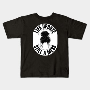 Funny Messy Hair Bun - "Life Update: Still A Mess" - Perfect for Embracing the Chaos! Kids T-Shirt